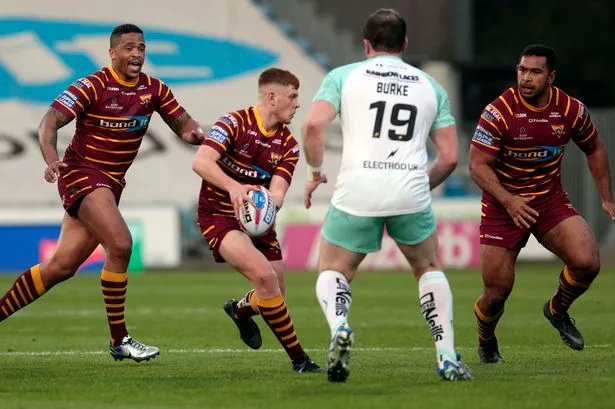 Oliver Russell signs two-year contract with Huddersfield Giants